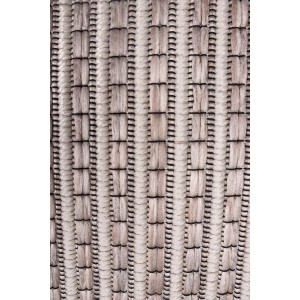 Zbliżenie dywanu z krótkim włosiem t.b.t. z wzorem w paski w kolorze beżowym i szarym.