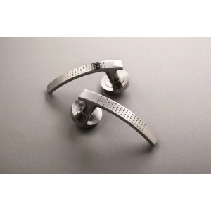 Szczotkowane klamki do drzwi t.b.t. ze stali nierdzewnej z wzorem otworów.