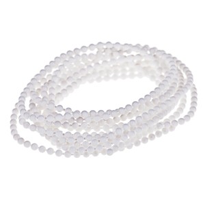 Biały łańcuszek kulkowy do karniszy, zbliżenie.