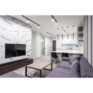 Nowoczesny salon z systemem szynowym LED t.b.t. dla elastycznego oświetlenia.