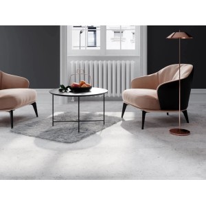 Jasny pokój z płytkami podłogowymi, fotelami, stołem i lampą podłogową.