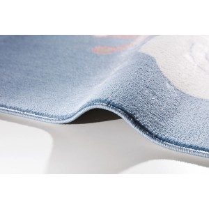 Zbliżenie na niebieski, wzorzysty dywan z krótkim włosiem.