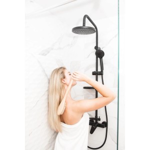 Czarna kolumna prysznicowa t.b.t. z deszczownicą i słuchawką w nowoczesnej łazience.