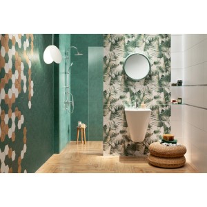 Łazienka z zielonymi i białymi dekoracjami i płytkami.