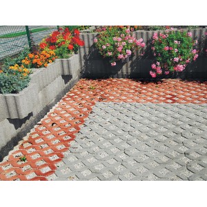 Ułożona kratka trawnikowa w kolorze szarym i czerwonym, kategoria: płyty tarasowe.