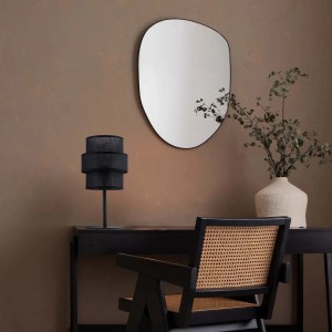 Dekoracyjna czarna lampa stołowa na biurku z lustrem.