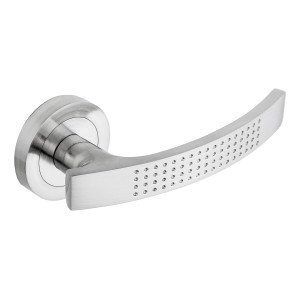 Klamka do drzwi t.b.t. ze stali nierdzewnej z wzorem w kropki.