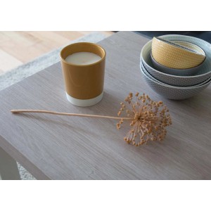 Folia samoprzylepna d-c-fix Santana Oak Kalk na stole z dekoracją. Samoprzylepna folia drewnopodobna.