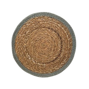 Okrągła podkładka/podstawka z włókien naturalnych z szarym obramowaniem.