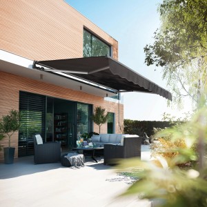 Antracytowa markiza Aventura 4x2,5 m zacienia patio z meblami ogrodowymi.