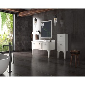 Ciemne płytki podłogowe w łazience z białą szafką umywalkową i wanną.