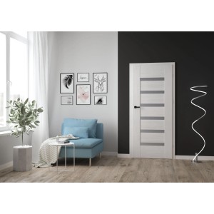 Nowoczesne drzwi wewnętrzne t.b.t. białe z przeszkleniami w salonie.