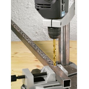 Wiertło spiralne LUX TIN (2 mm) wierci metal w imadle za pomocą wiertarki.