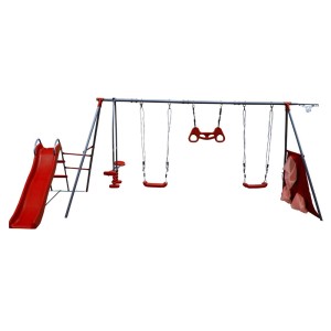 Czerwony plac zabaw z huśtawkami, zjeżdżalnią i siatką wspinaczkową dla dzieci.