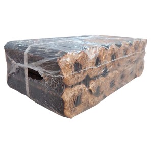 Zapakowane brykiety drzewne jako paliwo do kominka i pieca.