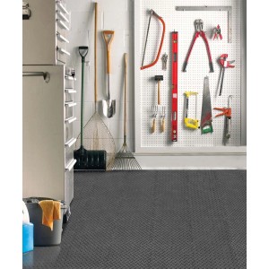 Szara podłoga podestowa z narzędziami na ścianie w tle.