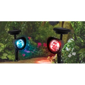 Dwie solarne lampy ogrodowe t.b.t., jedna świecąca na niebiesko, druga na czerwono.