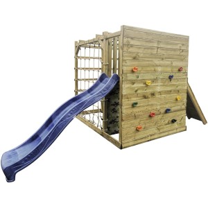 Plac zabaw t.b.t. ze zjeżdżalnią, ścianką wspinaczkową i drabinką linową z drewna.