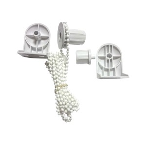 Biały zestaw akcesoriów do rolet z łańcuszkiem i uchwytami.