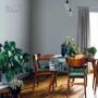 Pokój dzienny z szarą farbą do ścian (t.b.t.) i drewnianym stołem z dekoracją.