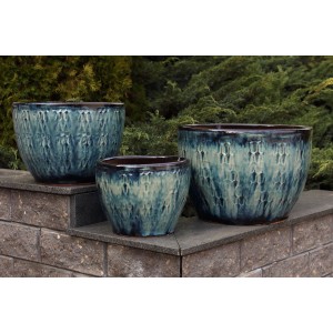 Zestaw trzech niebieskich, wzorzystych donic t.b.t. do ogrodu.