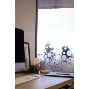 Folia samoprzylepna d-c-fix Milky Transparent na oknie dla prywatności i dekoracji.