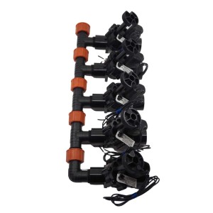 t.b.t. do nawadniania podziemnego, składający się z kilku czarnych zaworów i pomarańczowych złączek.