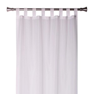 Biała, przezroczysta firana z zawieszkami na karnis.