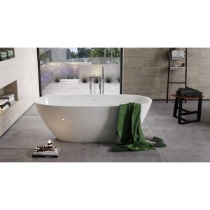 Wolnostojąca wanna w kolorze białym, owalny kształt. Scena łazienkowa.