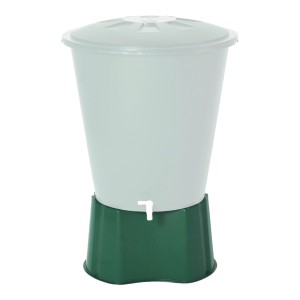 Szary zbiornik na deszczówkę t.b.t. z zieloną podstawą i kranem.