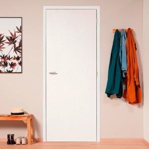 Białe drzwi wewnętrzne t.b.t. w aranżacji wnętrza z garderobą i dekoracją.
