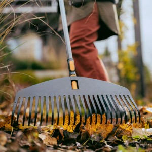 Fiskars Grabie do liści + gleby OneClick zestaw