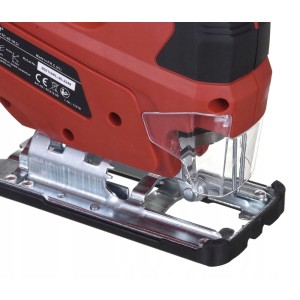 Zbliżenie czerwonej wyrzynarki. Precyzyjne cięcia w drewnie i innych materiałach.