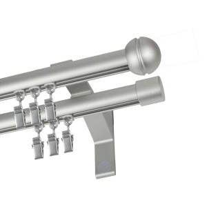 Podwójny karnisz w kolorze srebrnym z zakończeniami i haczykami do zasłon.