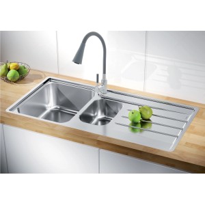 Zlewozmywak ze stali nierdzewnej z ociekaczem i baterią jednouchwytową.