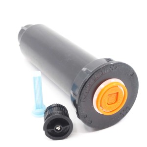 Zraszacz t.b.t. z dyszą i filtrem do nawadniania ogrodu.