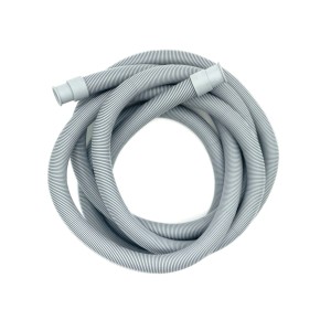 Szary, karbowany wąż do pralki, zwinięty na białym tle.