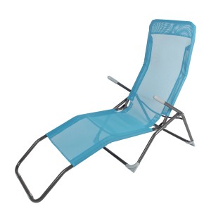 Turkusowy leżak ogrodowy z regulowanym oparciem i podłokietnikami.