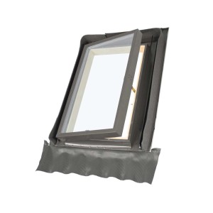 Otwarte okno dachowe do montażu w dachu, widok szczegółowy.