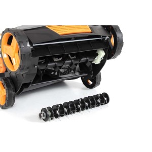 Elektryczny wertykulator z wałkiem i wałkiem napowietrzającym, czarno-pomarańczowy.