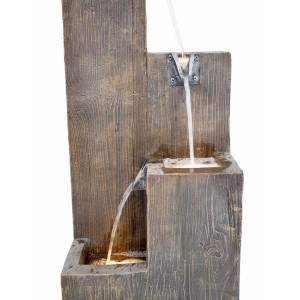 Dekoracyjna fontanna ogrodowa t.b.t. z efektem drewna i elementami wodnymi do użytku zewnętrznego.