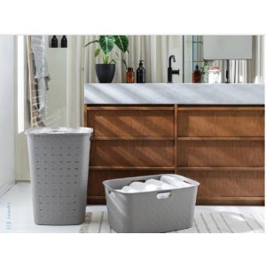 Szary kosz na pranie i pojemnik na pranie t.b.t. w łazience.