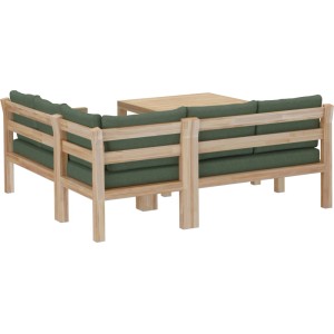 Zestaw mebli ogrodowych t.b.t. ze stołem i zielonymi poduszkami.