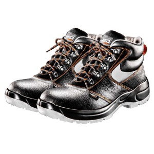 Czarne buty robocze t.b.t. ze sznurowadłami i białą podeszwą.