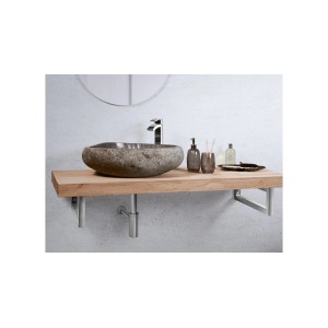 Umywalka nablatowa t.b.t. z kamienia na drewnianym blacie z baterią i akcesoriami łazienkowymi.