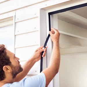 Montaż magnetycznej kurtyny Tesa 1,20x2,40 m w kolorze antracytowym na ramie drzwi.