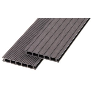 Szczegół szarych desek tarasowych t.b.t. z rowkowaną powierzchnią.