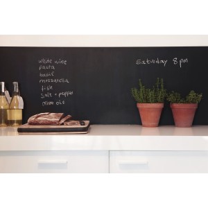 Folia tablicowa d-c-fix, samoprzylepna, czarna, zapisana w kuchni.