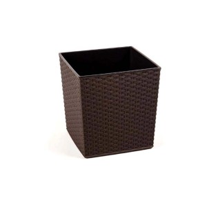 Brązowa, kwadratowa doniczka t.b.t. z efektem rattanu.