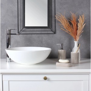 t.b.t. Zestaw akcesoriów łazienkowych w kolorze beżowym z dozownikiem mydła, mydelniczką i kubkiem na szczoteczki do zębów.